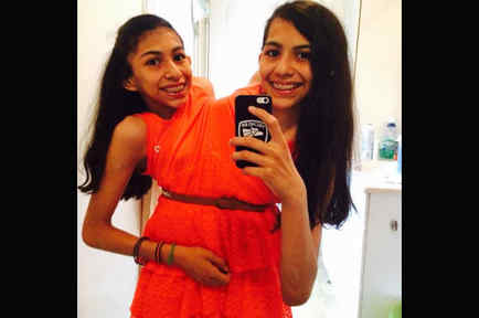 Las siamesas Carmen y Lupita tomándose una selfie