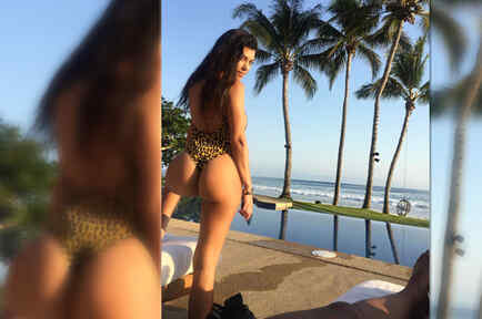 Kourtney Kardashian posando en bikini animal print en México