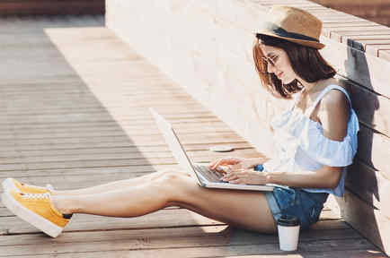 Adolescente usando laptop al aire libre