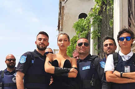 Bella Hadid rodeada de policías