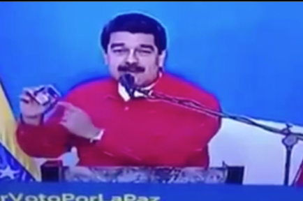 Nicolás Maduro mostrando su carnet