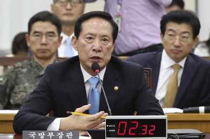 El ministro de Defensa surcoreano, Song Young-moo, participa en una reunión sobre el último lanzamiento de un misil balístico intercontinental norcoreano en la Asamblea Nacional en Seúl el 31 de julio de 2017