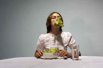 Mujer comiendo lechuga 