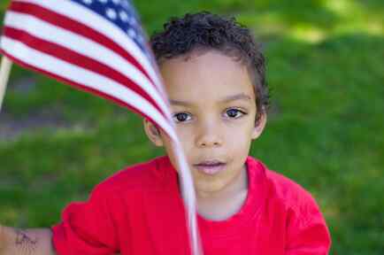 Niño pequeño con bandera de Estados Unidos