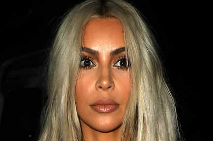 Kim Kardashian con cabello platinado