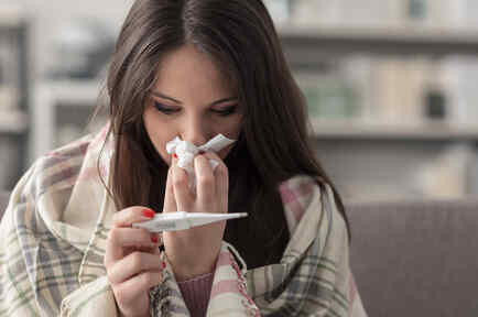 Mujer enferma con fiebre