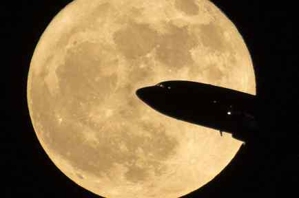 Un avión pasa frente a la superluna del 3 de diciembre de 2017 en Washington. NASA/Bill Ingalls