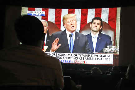 Seguidores de Trump ven su discurso en un cine de Arizona. 