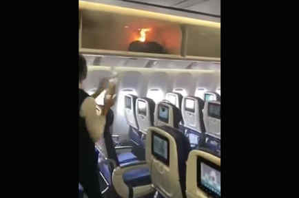 Una maleta de incendia en la cabina de un avión (VIDEO) 