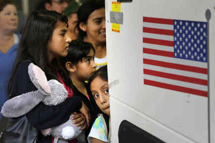 Imgen de archivo de menores de El Salvador y Guatemala subiendo a un autobús tras ser liberados de un centro de detención en Texas en junio de 2015. 
