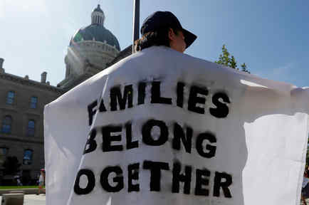 Una persona se manifiesta en contra de la separación de familias en Washington