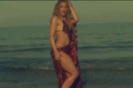 Shakira bailando en el mar