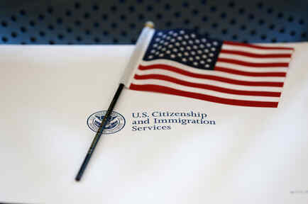 Sobre de ciudadanía en EEUU en una imagen de archivo