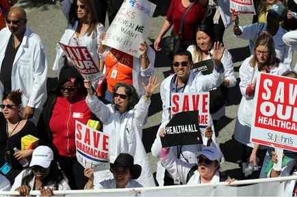 Cientos de personas protestan en el centro de Los Ángeles contra el plan del presidente Donald Trump de desmantelar Obamacare en marzo de 2017.