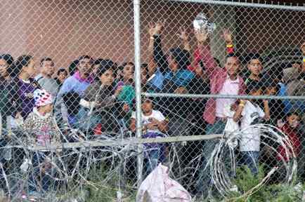 Migrantes centroamericanos en El Paso, Texas, el miércoles 27 de marzo de 2019, dentro de una celda de la Oficina de Aduanas y Protección Fronteriza. 