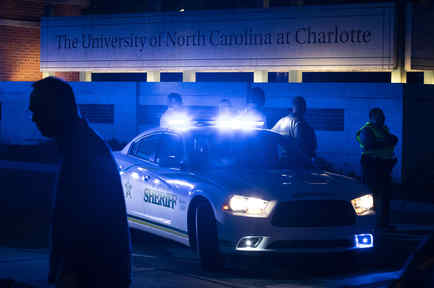 La policía aseguró la entrada principal de la universidad después de un tiroteo fatal en la escuela en Charlotte, Carolina del Norte. 
