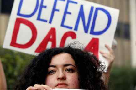 Una estudiante de la Universidad Loyola Marymount y soñadora se manifiesta en apoyo de la Acción Diferida para los Llegados en la Infancia en Los Ángeles en 2017.
