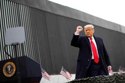 El entonces presidente Donald Trump durante una visita al muro fronterizo entre Estados Unidos y México, en Alamo, Texas, el 12 de enero de 2021.
