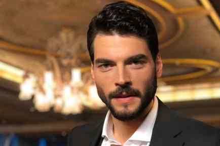 Akın Akınözü, el actor turco protagonista de la novela turca Hercai: amor y venganza