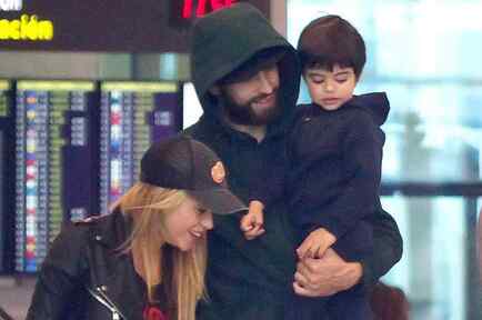 Shakira, Gerard Piqué y Milan en el aeropuerto de Barcelona
