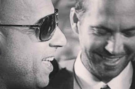 Paul Walker y Vin Diesel sonriendo en una imagen blanco y negro 