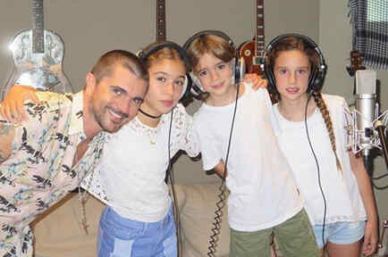 Juanes con sus hijos