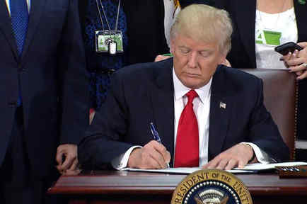 Donald Trump firma acción para construir muro fronterizo