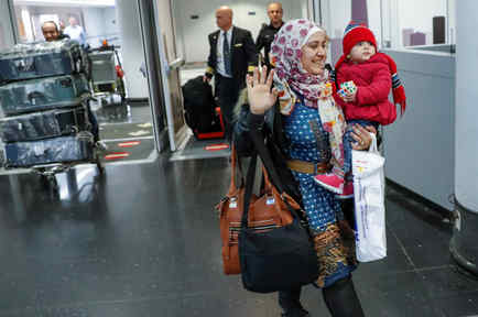 mujer musulmana llega a aeropuerto de chicago