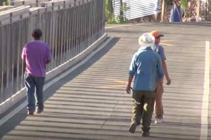 Habitantes de El Salvador ahora pueden cruzar el río Torola usando un puente.