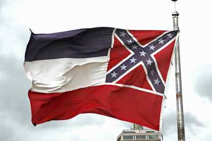 En esta imagen del 25 de junio de 2020 se ve la bandera del estado de Mississippi fuera del Capitolio en Jackson, Mississippi