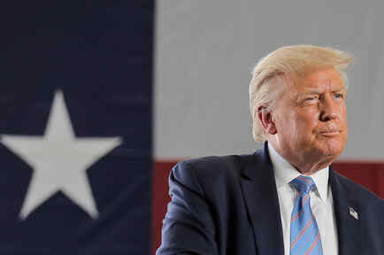 El presidente de Estados Unidos, Donald Trump, pronuncia un discurso durante un recorrido por la plataforma petrolera Double Eagle Energy en Midland, Texas, EE.UU.