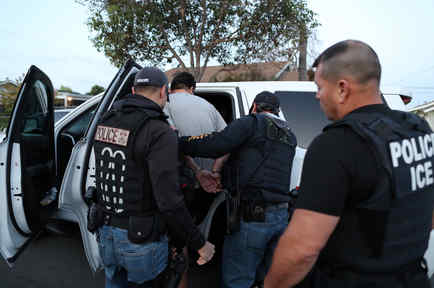 El director de operaciones de ejecución y deportación de ICE, David Marin y el equipo de operaciones de fugitivos del Servicio de Inmigración y Control de Aduanas de EE.UU., arrestan a un ciudadano mexicano en una casa en Paramount, California, EE.UU.