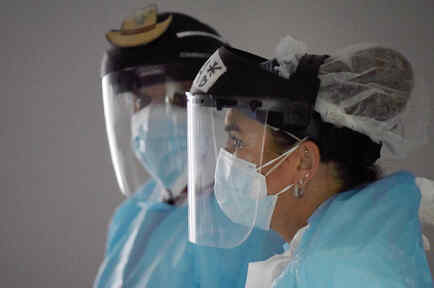 El doctor Joseph Varon y Tanna Ingraham usan protectores faciales dentro de la unidad de la enfermedad por coronavirus en el United Memorial Medical Center en Houston