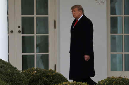 El presidente de Estados Unidos, Donald Trump, camina hacia la Oficina Oval después de regresar de Mar-A-Lago a la Casa Blanca en Washington