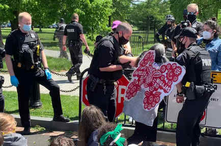 Una activista es detenida mientras se manifestaba en uno de los accesos de la Casa Blanca.
