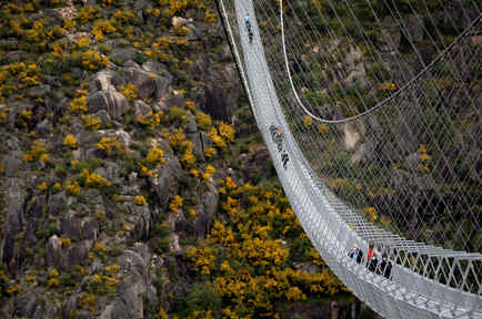 La gente camina en el puente colgante peatonal más largo del mundo '516 Arouca', ahora abierto para los residentes locales en Arouca, Portugal, el 29 de abril de 2021. 