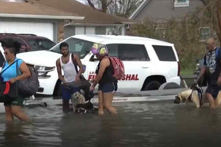 Residentes de LaPlace, en Louisiana, son evacuados tras el paso del huracán Ida.