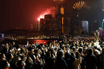 Los fuegos artificiales explotan sobre el edificio al horizonte para celebrar el Año Nuevo en Hong Kong, China, el 1 de enero de 2022.
