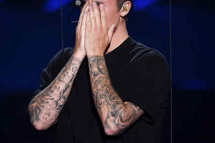 Justin Bieber llorando en los VMAs 2015
