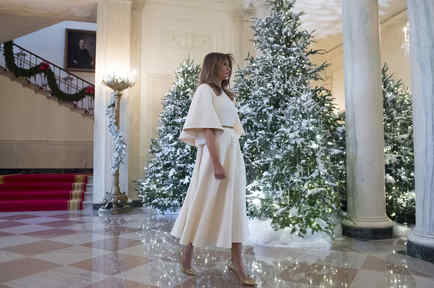 Melania Trump con vestido blanco