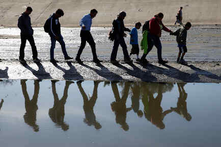 Un grupo de migrantes intenta llegar a Estados Unidos cruzando por algún punto del río Tijuana, en la frontera con California (imagen de archivo). 