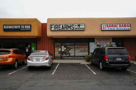 El escaparate de una tienda de armas en California.