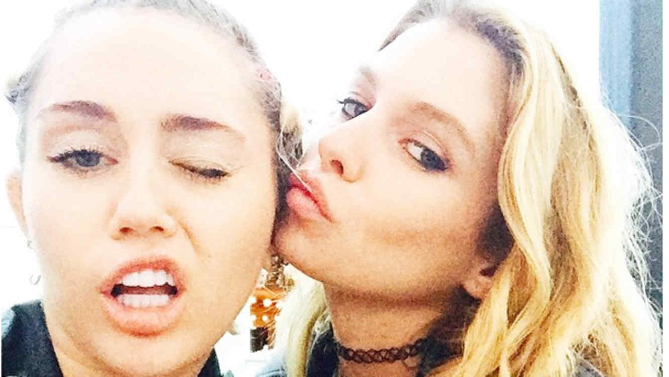 Miley Cyrus y Stella Maxwell en Instagram