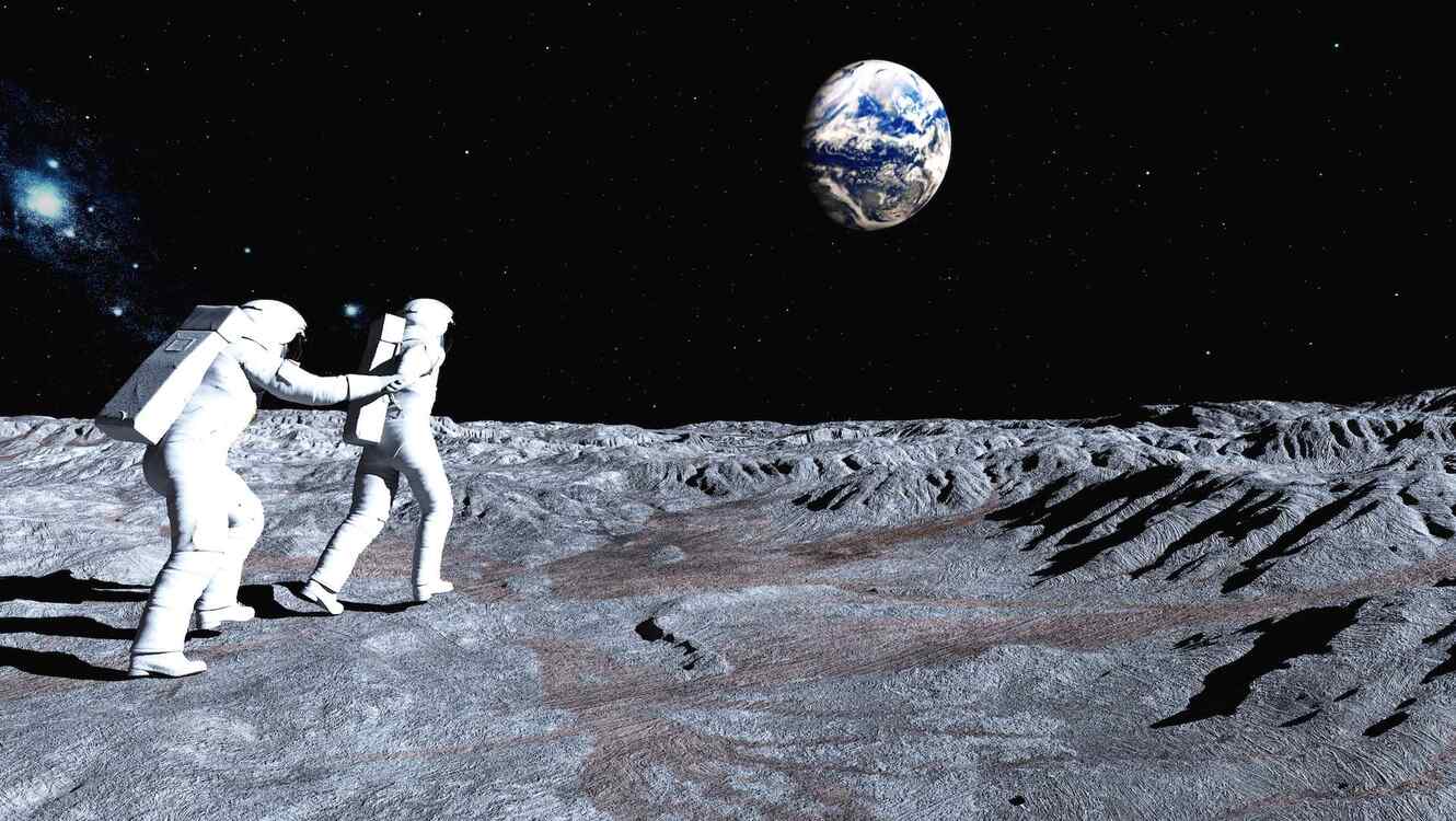 dos-astronautas-caminando-sobre-la-luna.jpg