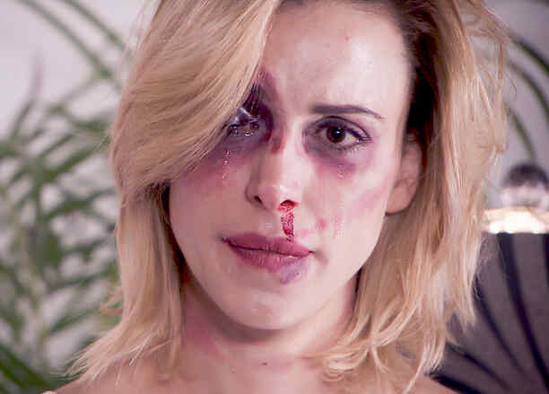 Alexandra de la Mora golpeada en Los Miserables 