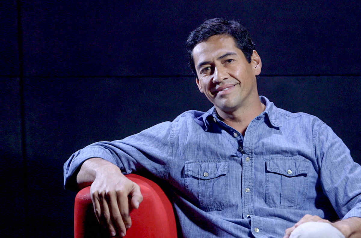 Gabriel Porras sonriendo en entrevista sobre "Bajo en mismo cielo"