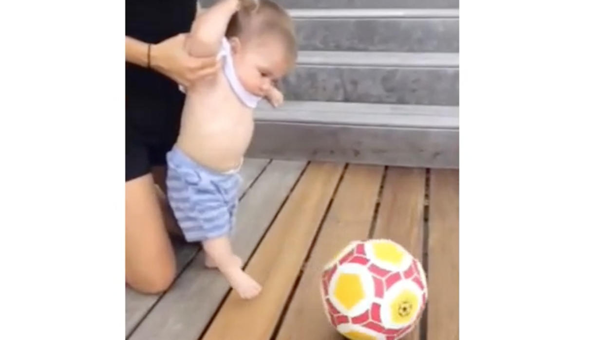 El bebé de Shakira y Piqué, Sasha, celebra sus seis meses pateando