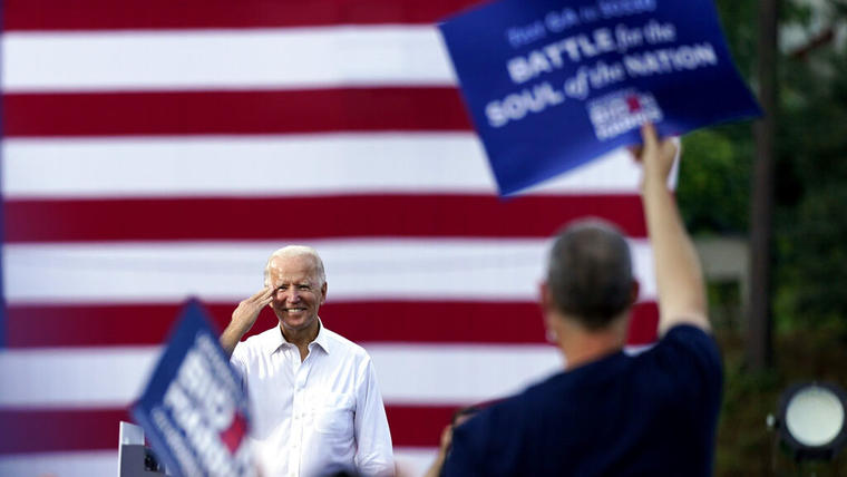 El ex vicepresidente Joe Biden saluda a sus seguidores en un acto de campaña en Atlanta, Georgia. 