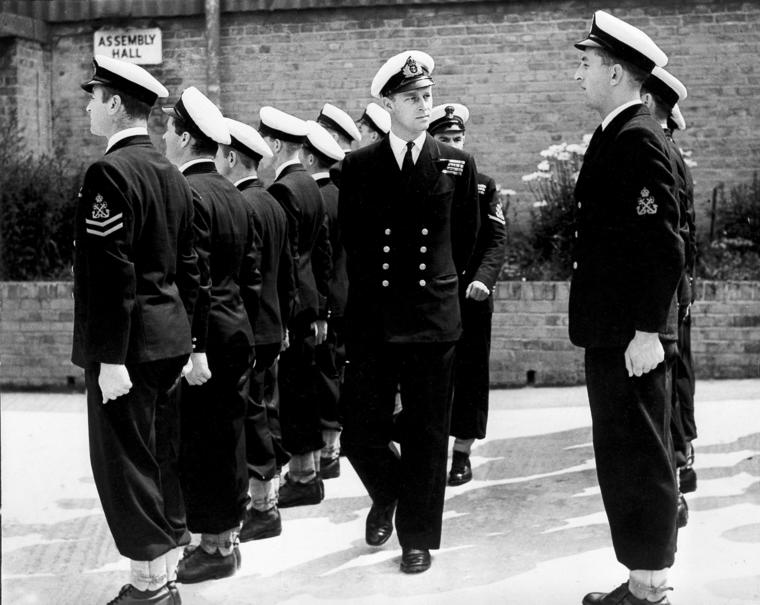 En esta foto del 31 de julio de 1947, el teniente Philip Mountbatten, como se llamaba entonces el príncipe Philip, en el centro, inspecciona a sus hombres en el Centro de Formación de Suboficiales en Corsham, Inglaterra.