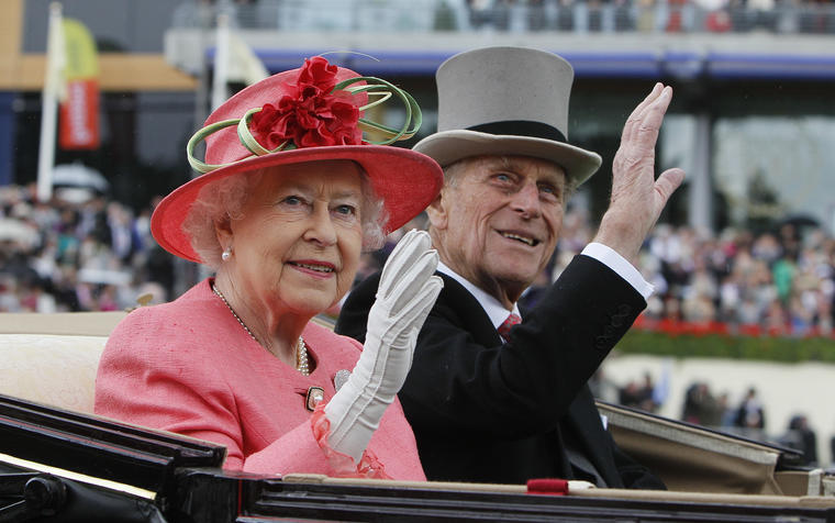 En esta foto de archivo del jueves 16 de junio de 2011, la reina Isabel II y el príncipe Philip llegan en un carruaje a la carrera de caballos Royal Ascot en Ascot, Inglaterra.